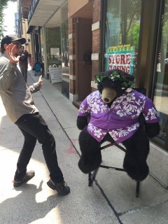 membre d'équipe de cadabra en pose humoristique avec un ours en peluche habillé avec une chemise hawaïenne